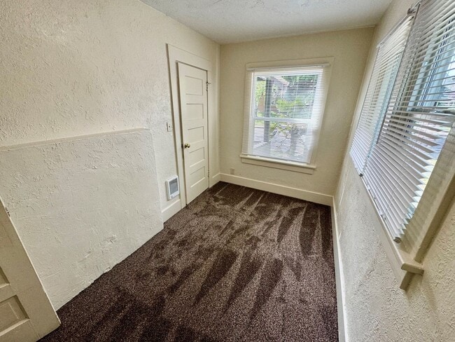 Building Photo - Updated Unit Just Two Blocks From OSU Campus