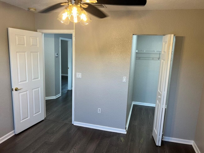 Building Photo - 4926 Ave