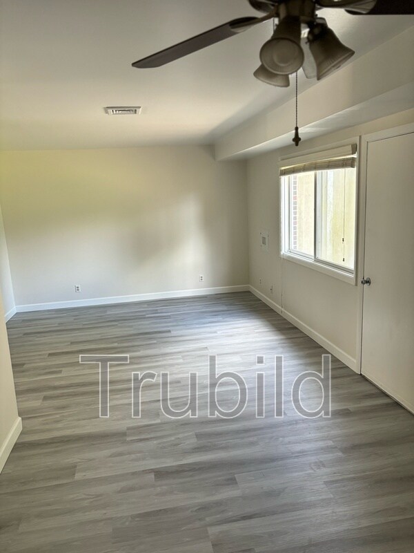 Building Photo - 246 Albatross St