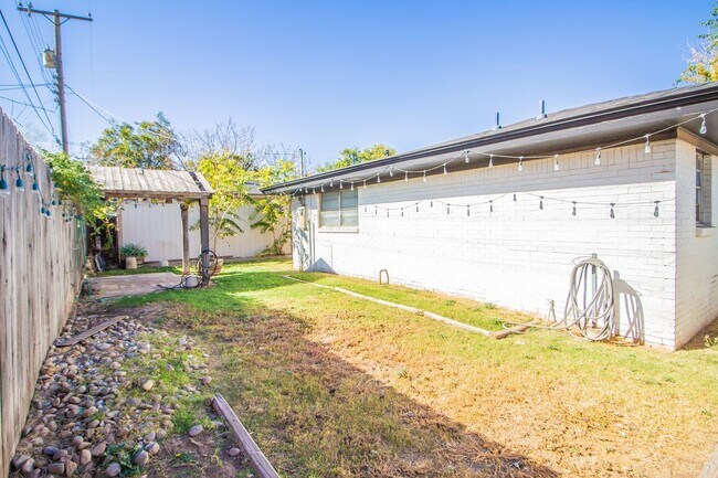 Building Photo - Spacious & Updated 4/2