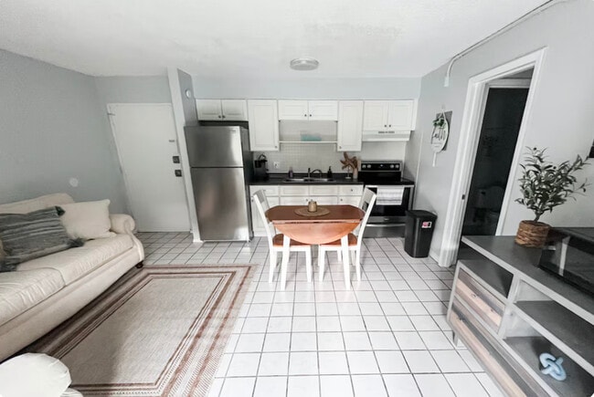 Building Photo - 4215 E Bay Dr