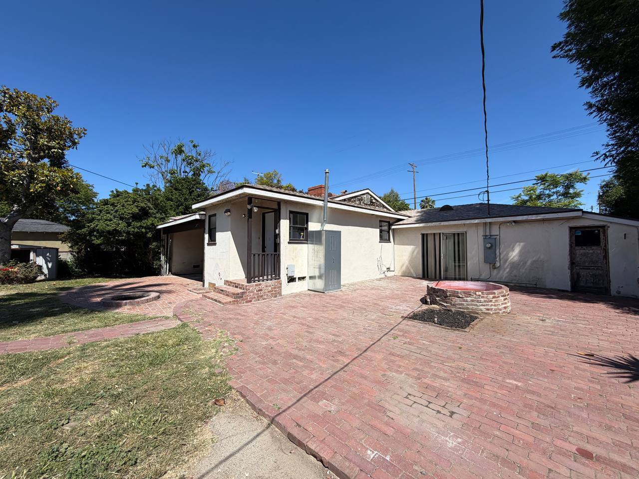 Building Photo - 13422 Oxnard St