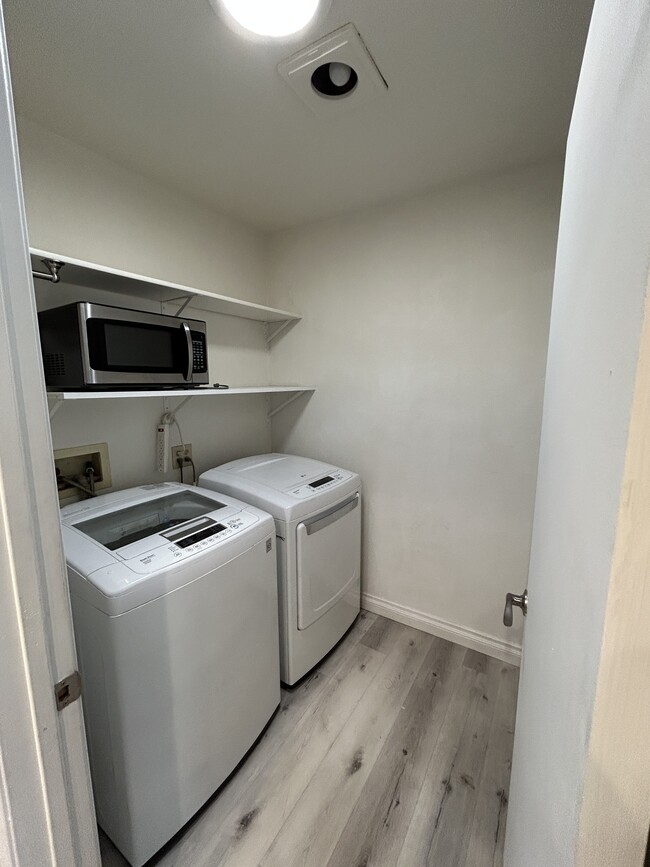 Full-size premium washer dryer, large laundry room with storage - 3 Vista Barranca