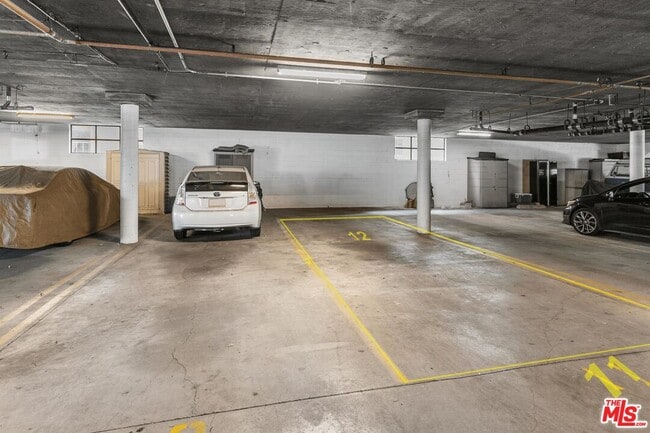 Building Photo - 1351 N Orange Dr