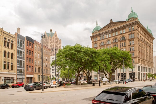 Building Photo - 823 N 2nd St