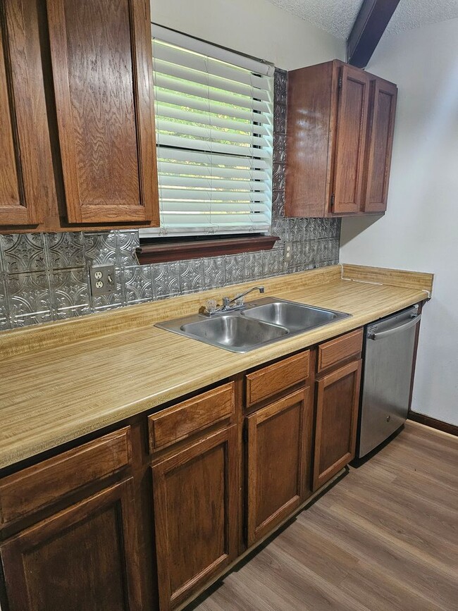 Building Photo - $1150 - 2/2 -Jefferson Square - Updated Unit!
