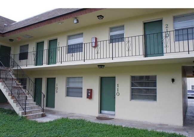 Building Photo - Nice 2 Bed 1 Bath, Unit Located in Quiet S...