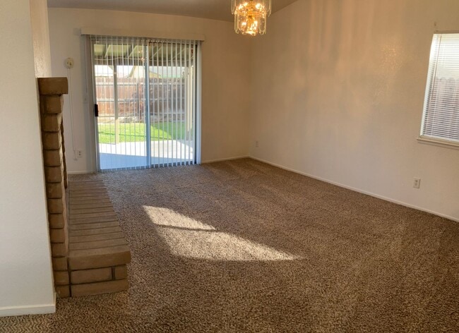 Building Photo - 3813 Saguaro Cir
