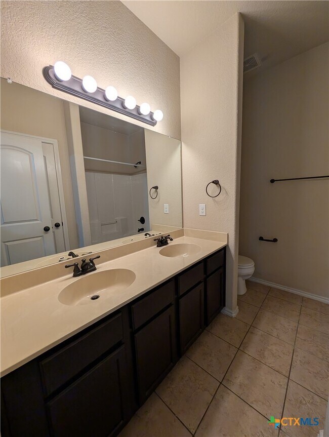 Building Photo - 660 Creekside Cir
