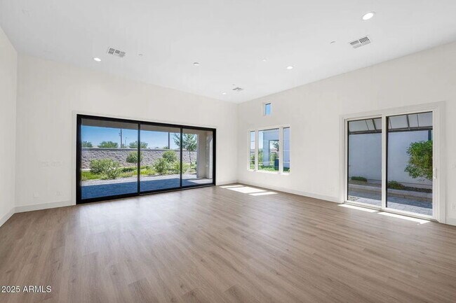 Building Photo - 2648 E Longhorn Ct