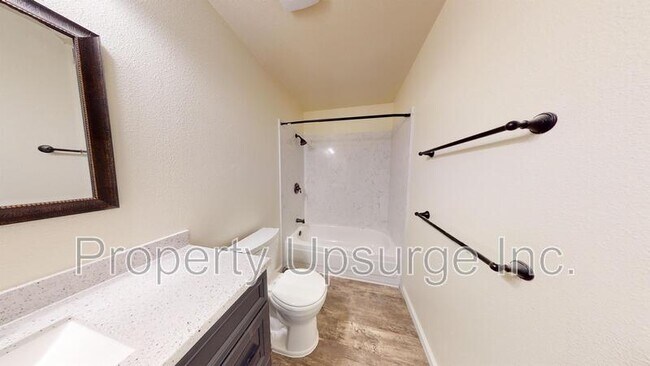 Building Photo - 905 Lakeside Dr