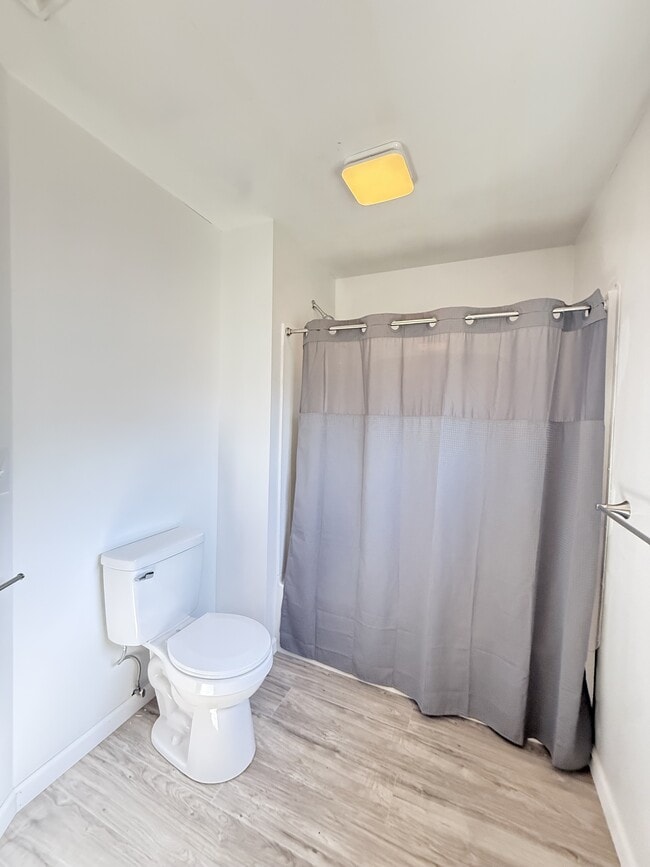 Building Photo - 272 River Rd