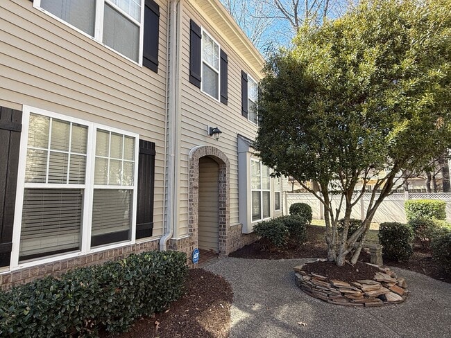 Building Photo - 2BR & 2BA Condo in Central Location w/Garage-Available 06/22/26