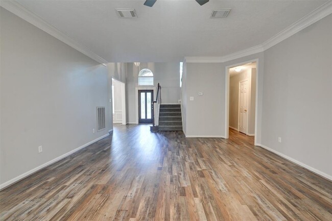 Building Photo - 539 W North Hill Dr