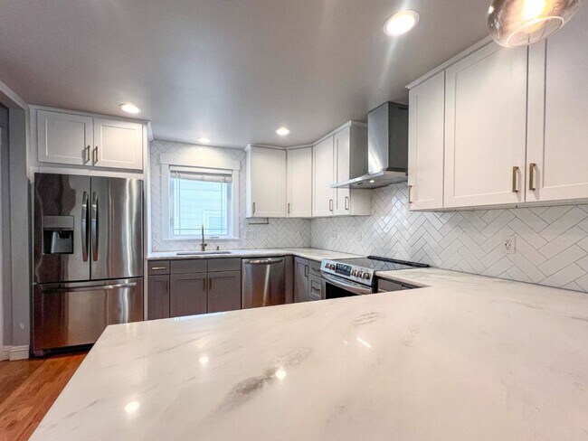 Building Photo - 2Bd/3Ba Seattle Townhouse