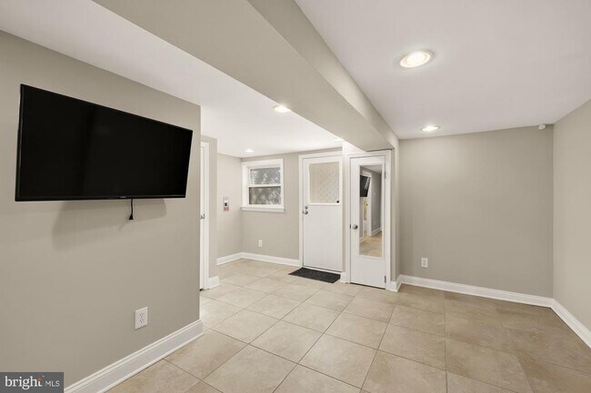 Building Photo - 912 I St NE