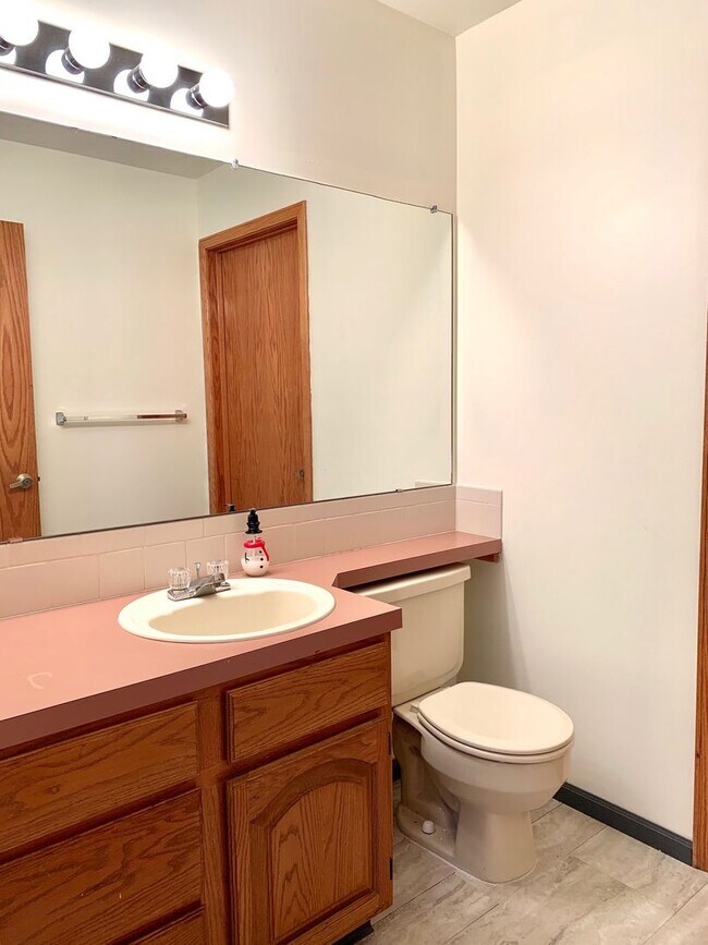 Building Photo - Beautiful & Spacious 4 Bedroom 2.5 Bath Home with 2 Car Attached Garage on Large Lot in South For...