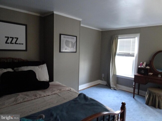 Building Photo - 616 Delaware St