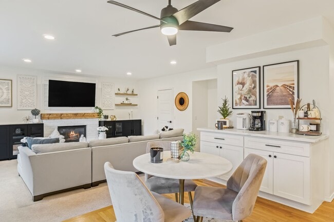 Building Photo - Lovely 3 Bedroom + Bonus Room with Spaciou...