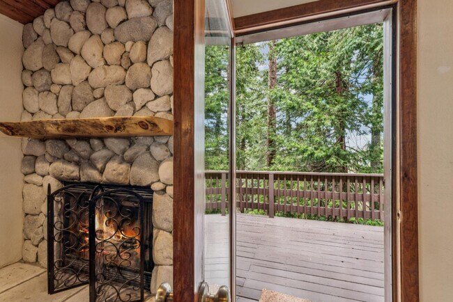 Building Photo - 725 Ivy Ln