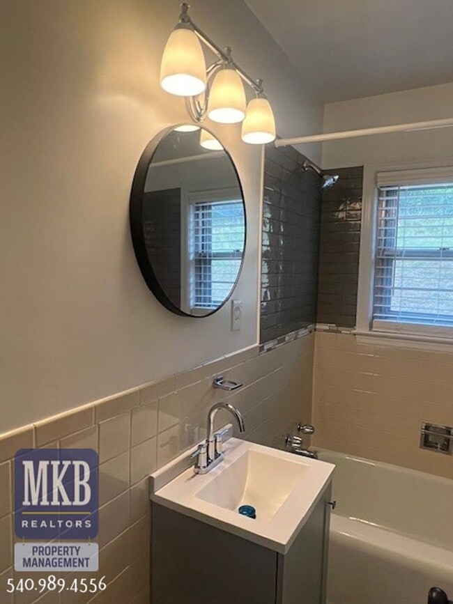 Building Photo - 2-Possibly 3 Bedroom completly remodeled h...