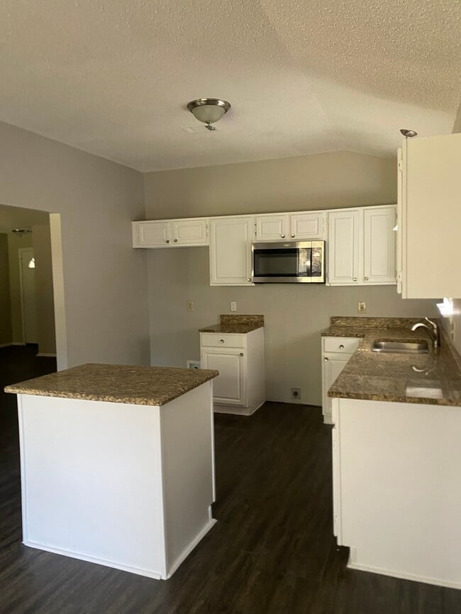 Building Photo - 822 Collins Blvd