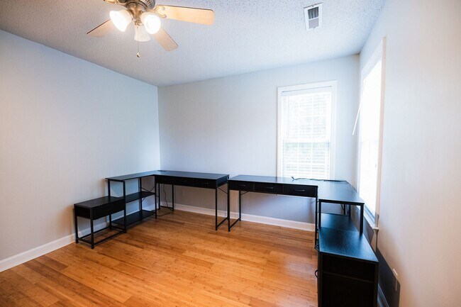 Building Photo - Spacious beautiful 5 bedroom 2.5 bath home...