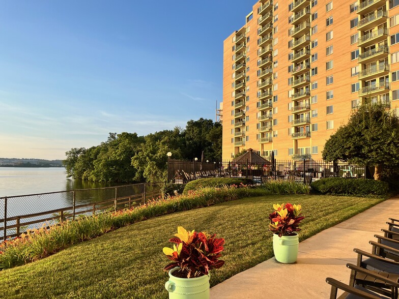 Back entrance to river front bike trail; pool, tiki bar and gardens - 501 Slaters Ln