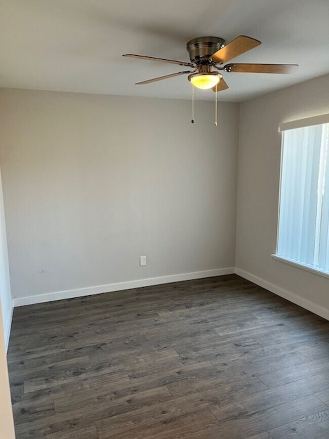 Building Photo - Nice remodeled studio in prime location
