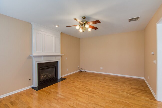 Building Photo - 4Bed/2.5Bath in Brentwood, Lawn Care Included!