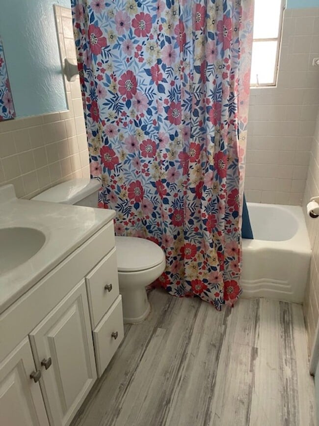 Building Photo - 1023 N Mesa