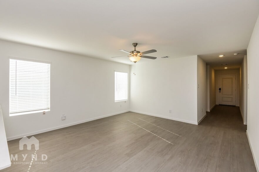 Building Photo - 2745 Ctr Crk Ln