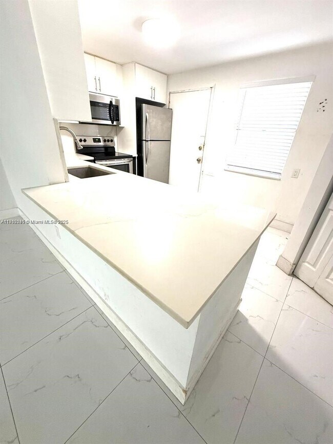 Building Photo - 1401 NE 191st St