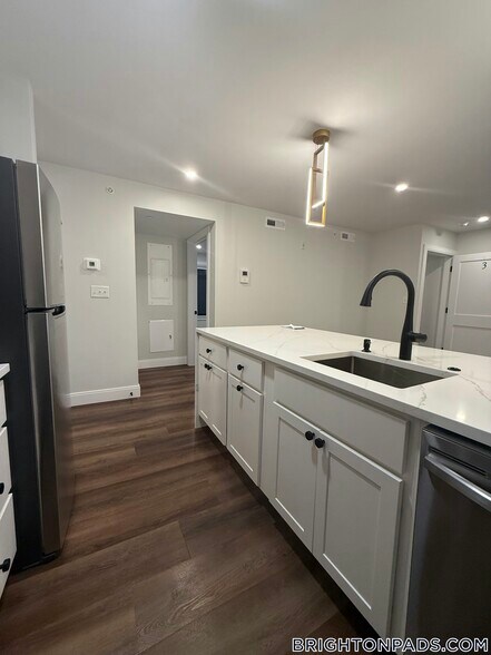 Building Photo - 35 Hunnewell Ave