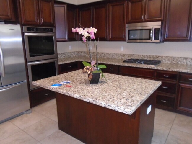 Building Photo - BEAUTIFUL 2 STORY IN WEST ROSEVILLE! 4 BEDROOM, 3 BATH, 3 CAR GARAGE, WITH LOW MAINTENANCE YARD!