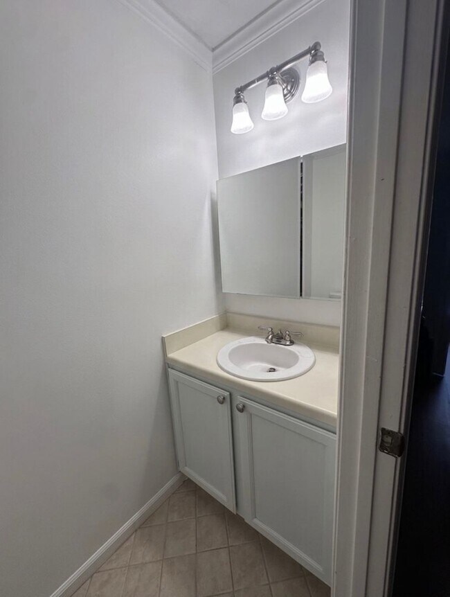 Building Photo - 2 Bedroom, 1.5 Bathroom Townhome in Durham