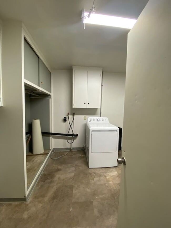 Building Photo - Large Studio Apartment Close to Parks!