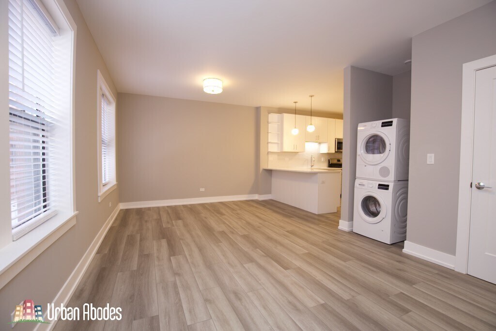 Building Photo - 3937 N Janssen Ave