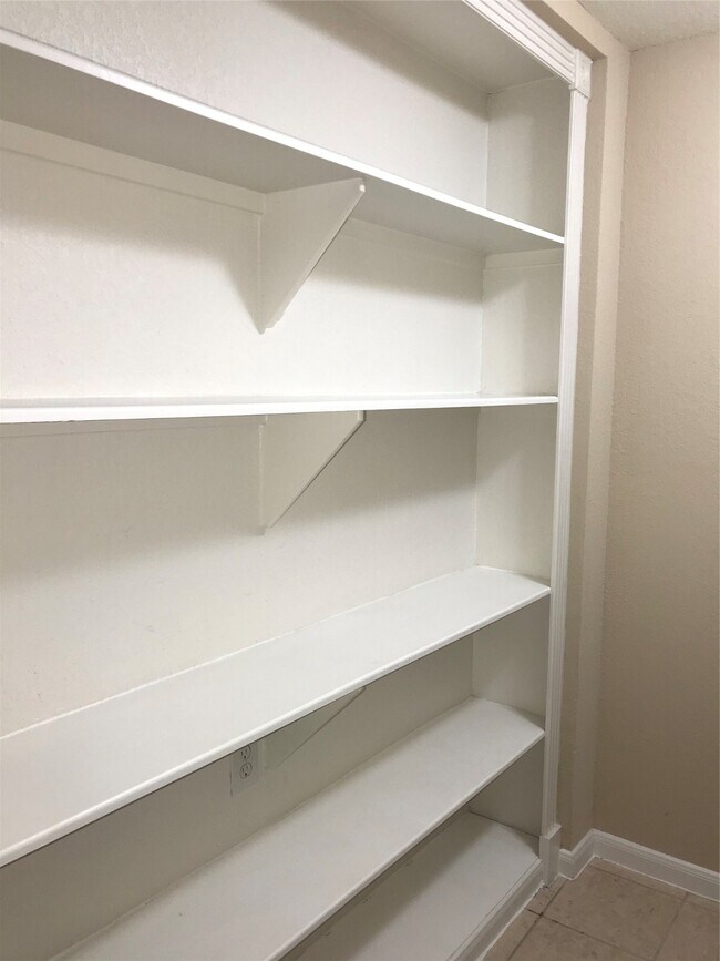 Building Photo - 7575 Kirby Dr