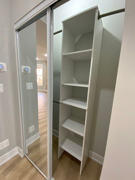 Building Photo - 440 W Belden Ave