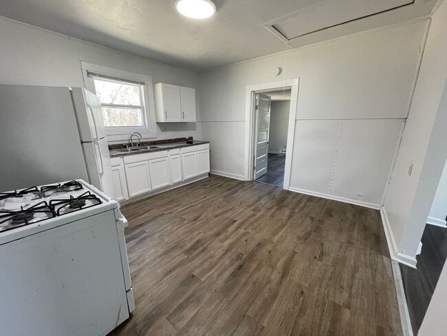 Building Photo - 2 bedroom bungalow in convenient Hillsboro...