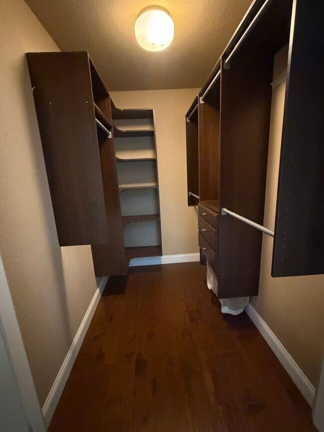 Building Photo - 2461 Bay Hill Cir