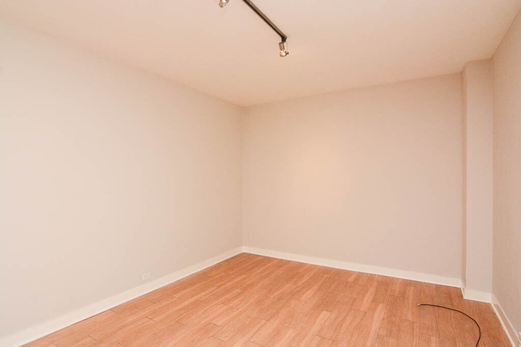Building Photo - 511 W Belmont Ave