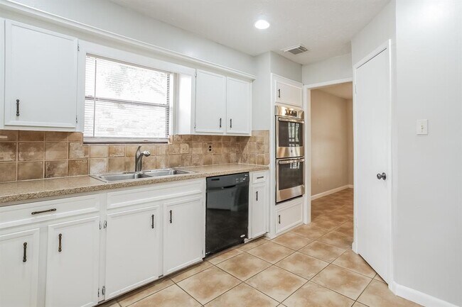 Building Photo - 21419 Park Willow Dr