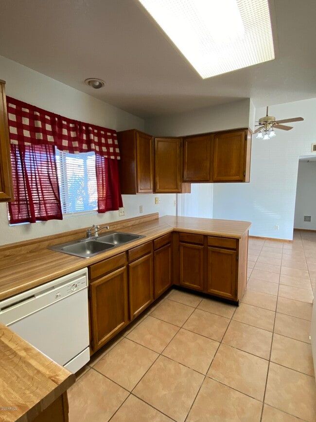 Building Photo - 6932 W Paradise Dr