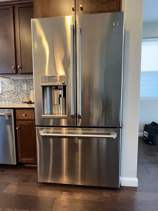 Building Photo - 215 Burbank St