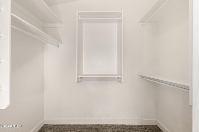 Building Photo - 911 E Lovegrass Dr