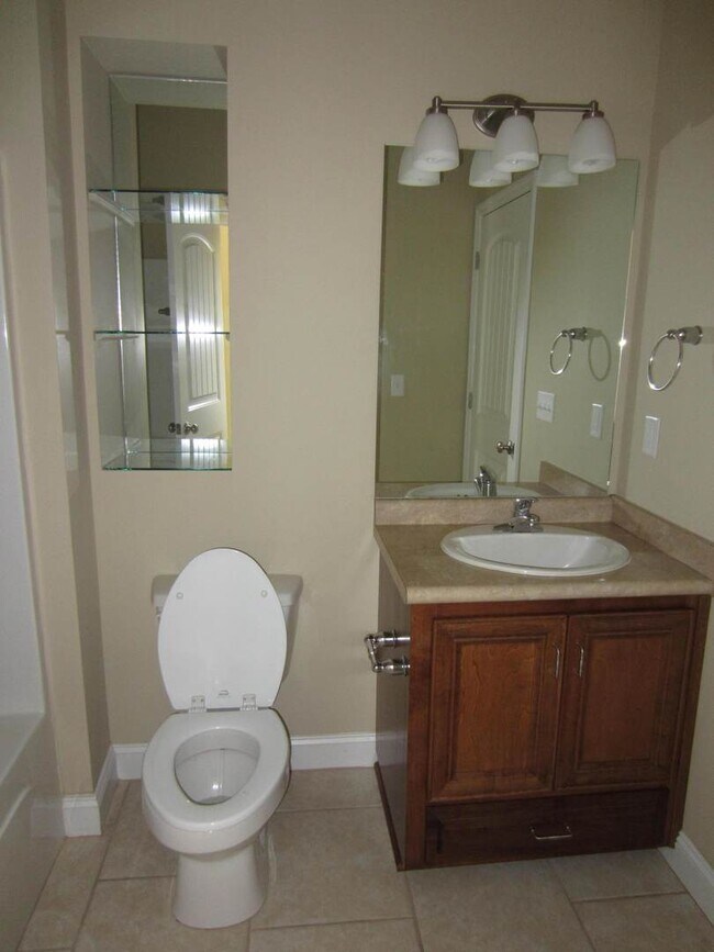 Building Photo - 2Bedroom/2Bath Duplex in North Lowndes