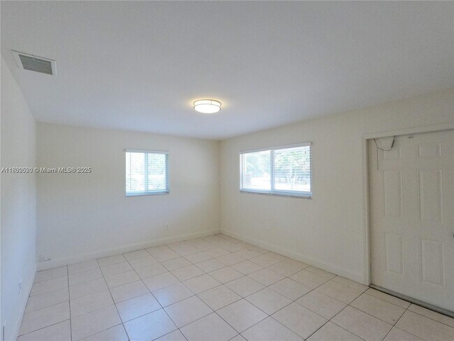Building Photo - 4906 Serafica Dr