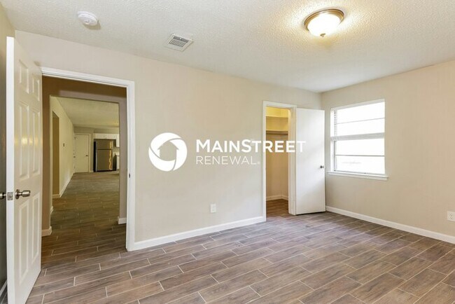 Building Photo - 3 Bedroom Pet-Friendly Home in DALLAS, TX with Main Street Renewal